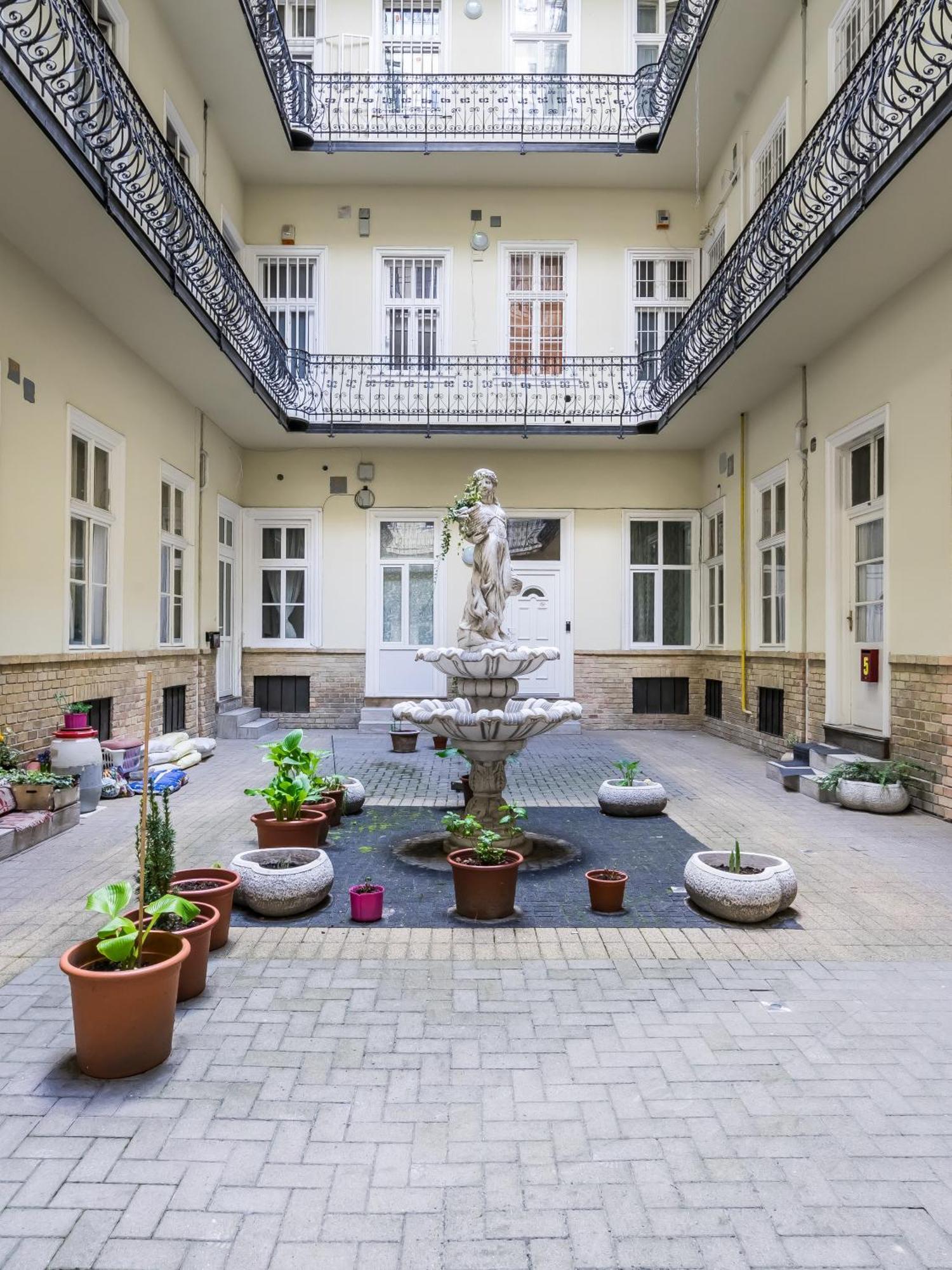 Cozy 2 Bedroom 2 Bathroom Apartment In The City Centre Budapest Luaran gambar